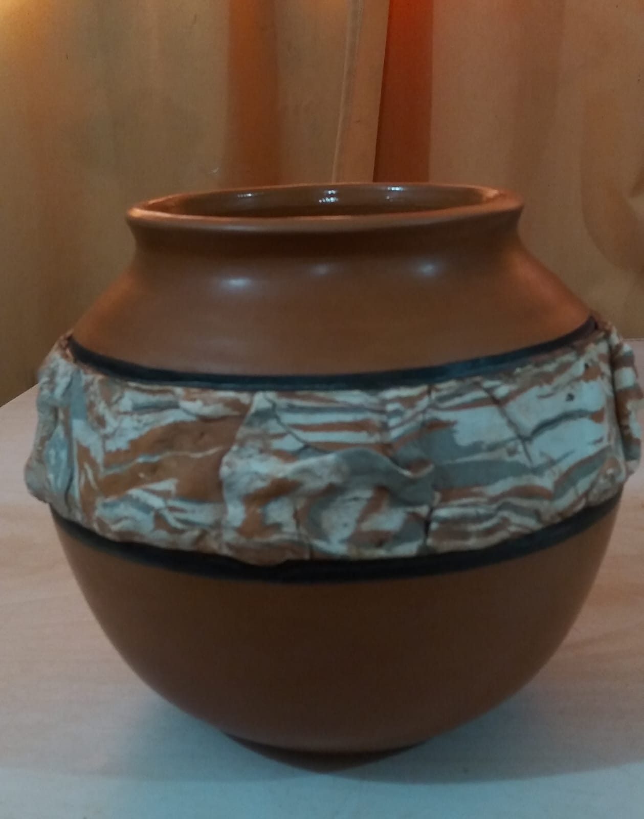 Vasija de terracota con banda de textura rústica — Carlos Larregui