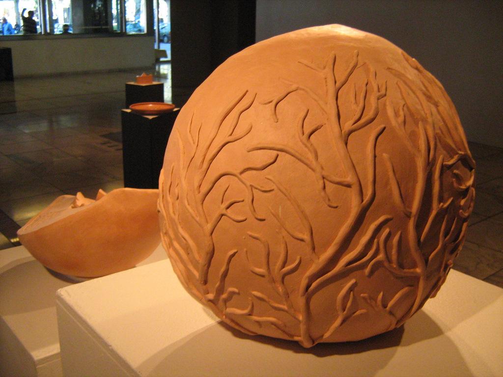 Escultura esférica de terracota tallada con ramas y raíces — Carlos Larregui
