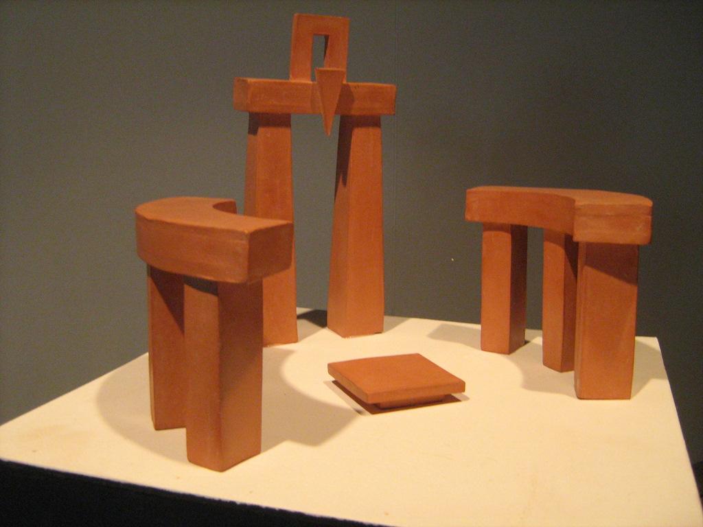 Conjunto escultórico de terracota tipo dolmen — Carlos Larregui