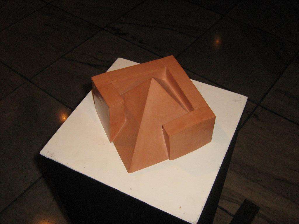 Escultura geométrica angular de terracota — Carlos Larregui