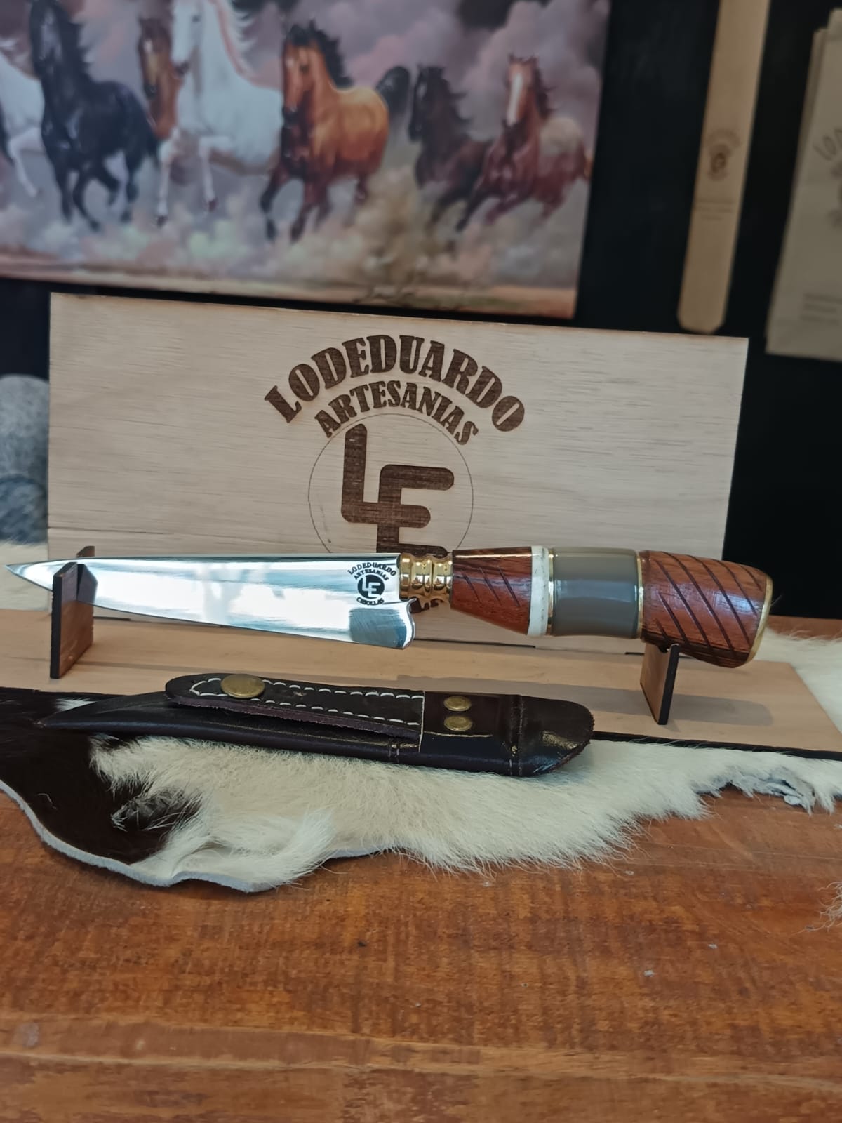 Cuchillo artesanal de Heber exhibido con su funda