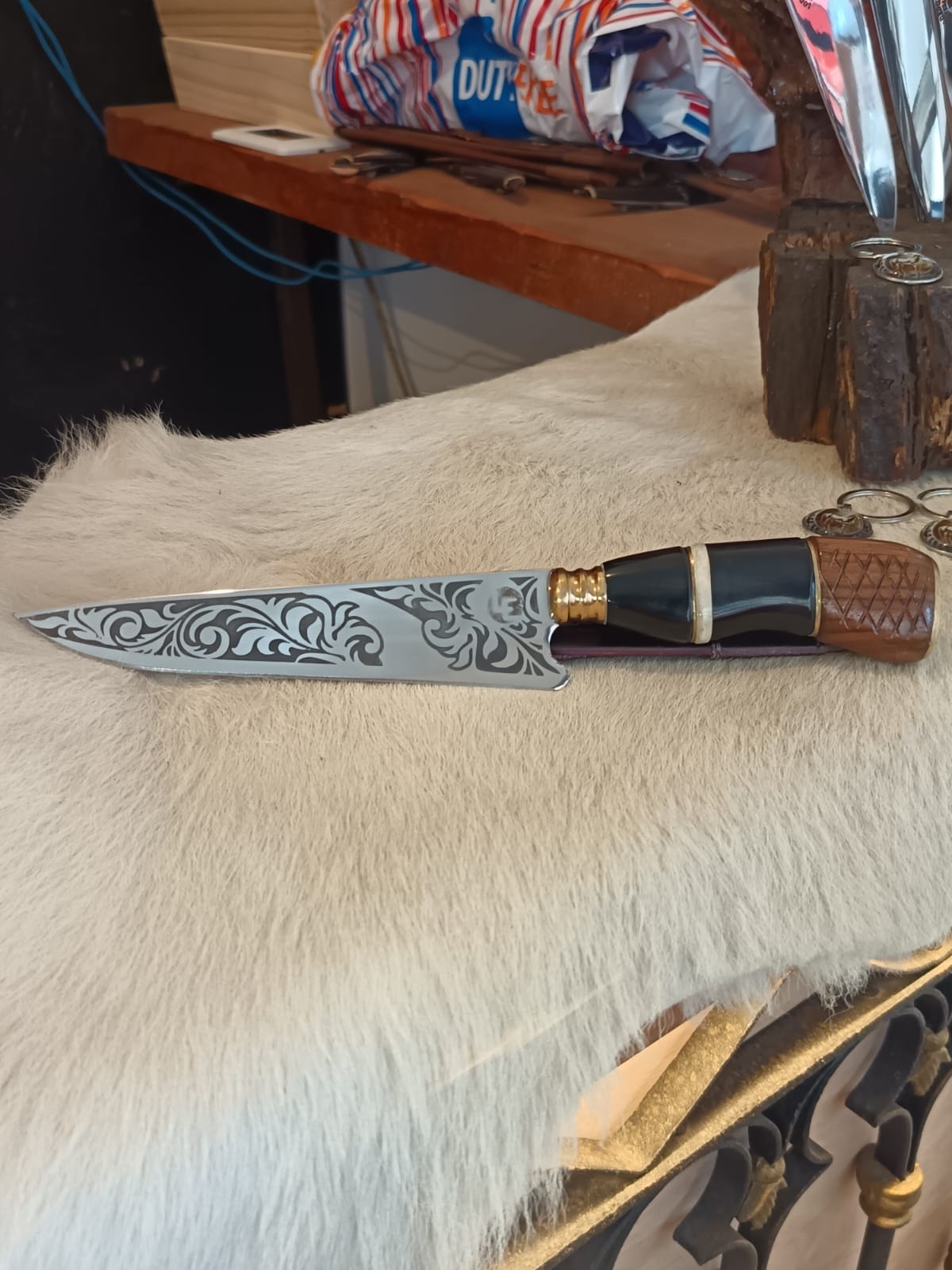 Cuchillo artesanal de Heber con detalle decorativo en la hoja