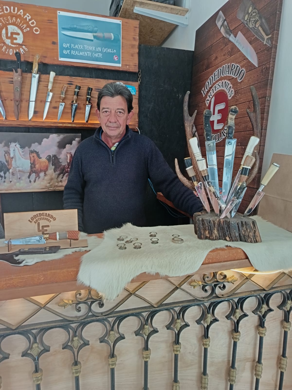 Heber junto a sus cuchillos en su espacio de exhibición