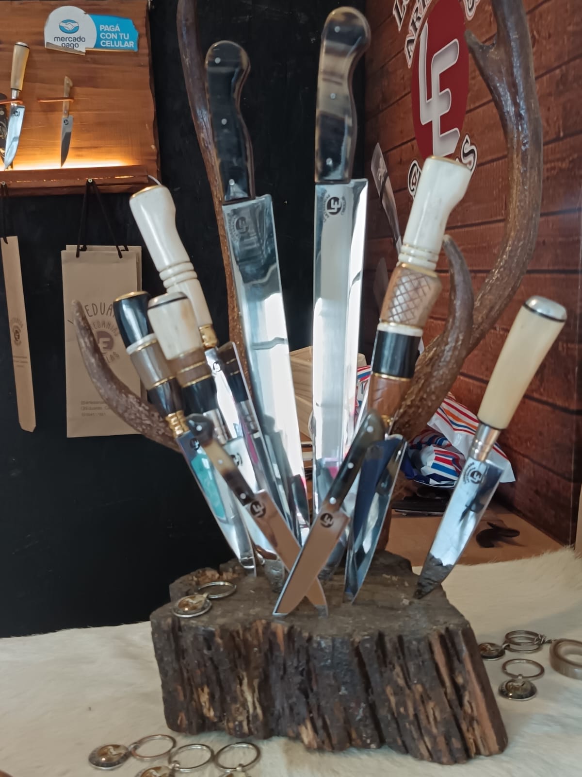 Selección de cuchillos artesanales exhibidos por Heber