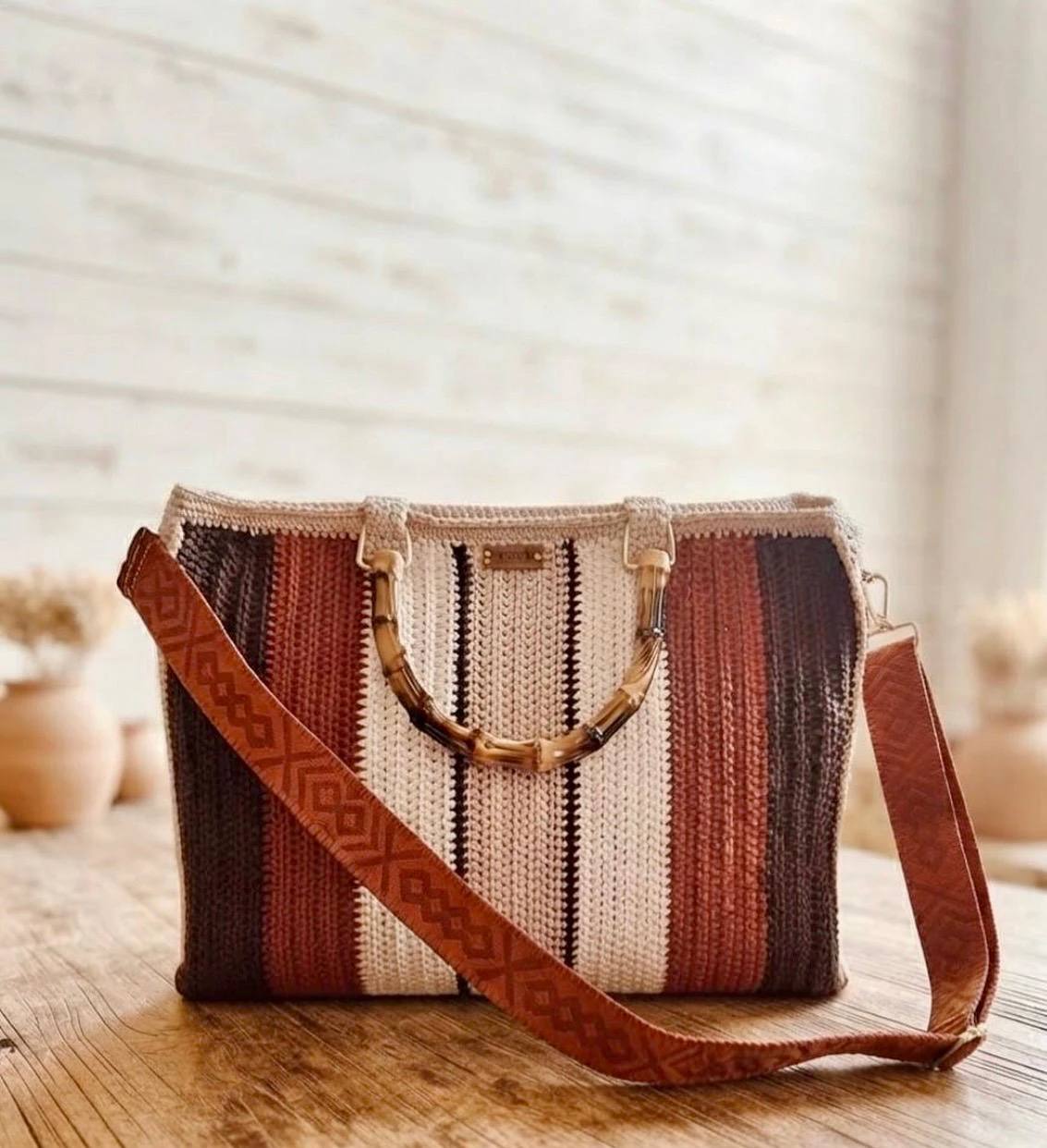 Bolso en colores verticales — Virginia Paternostro (TATETI crochet)